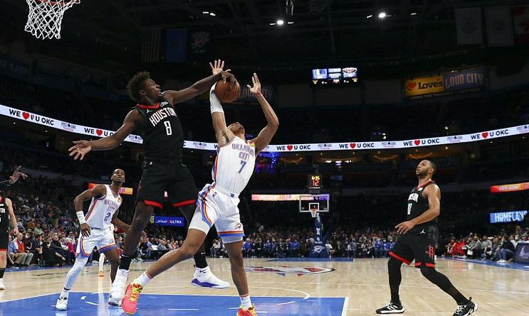NBA凯尔特人加时争议三分绝杀雄鹿终结七连胜登顶引热议