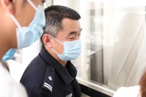  利物浦球迷冲场抗议，警方介入调查  
